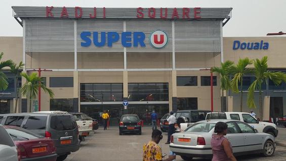 Le super marché Super U, d'un groupe français à Douala.