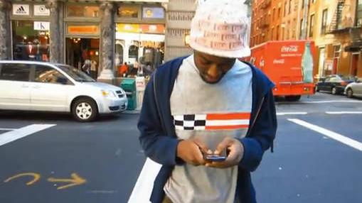 Usager manipulant son t&eacute;l&eacute;phone sur la route...