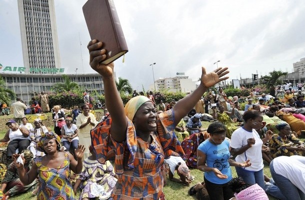 Article : Est-ce que Dieu écoute même les prières des Africains?